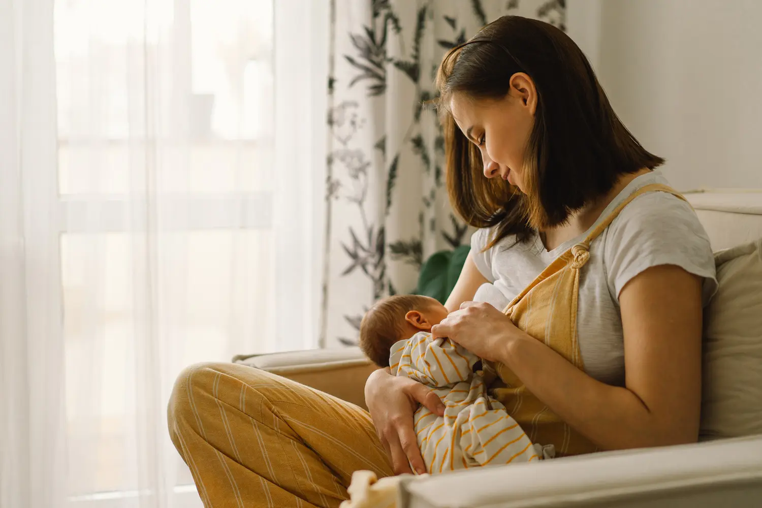 Zierliche Pali-Mutter füttert ihr Baby